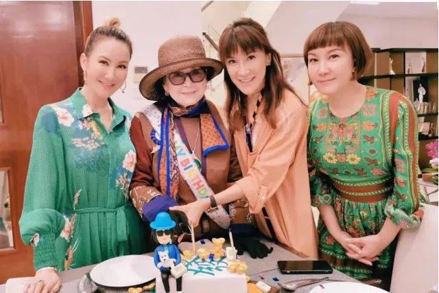 李玟（左一）与母亲、姐姐们感情深厚。（互联网）