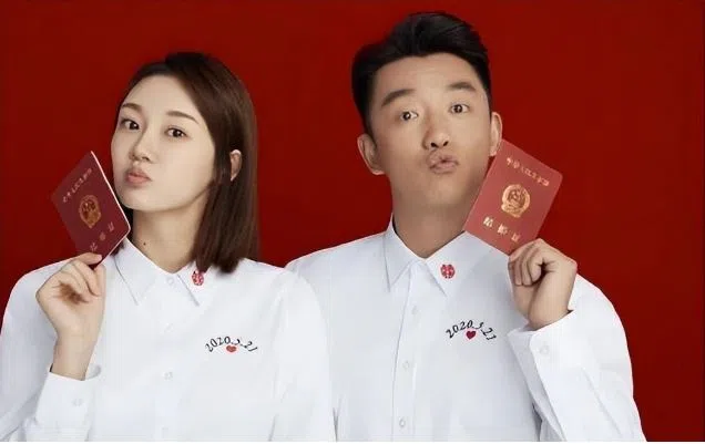 有些人觉得郑恺（右）婚后人设逆转。（取自微博）