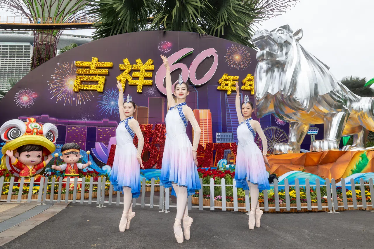 演出团团长马骉受访时说，此次演出共有40名演员，将通过精彩的民族歌舞表演，在春到河畔的舞台为新加坡和世界各地的观众，展示云南独特的文化魅力和人文风情。（吴先邦摄）