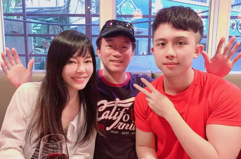 狄莺（左起）、孙鹏与孙安佐一家关系引起讨论。（取自艺人Instagram）