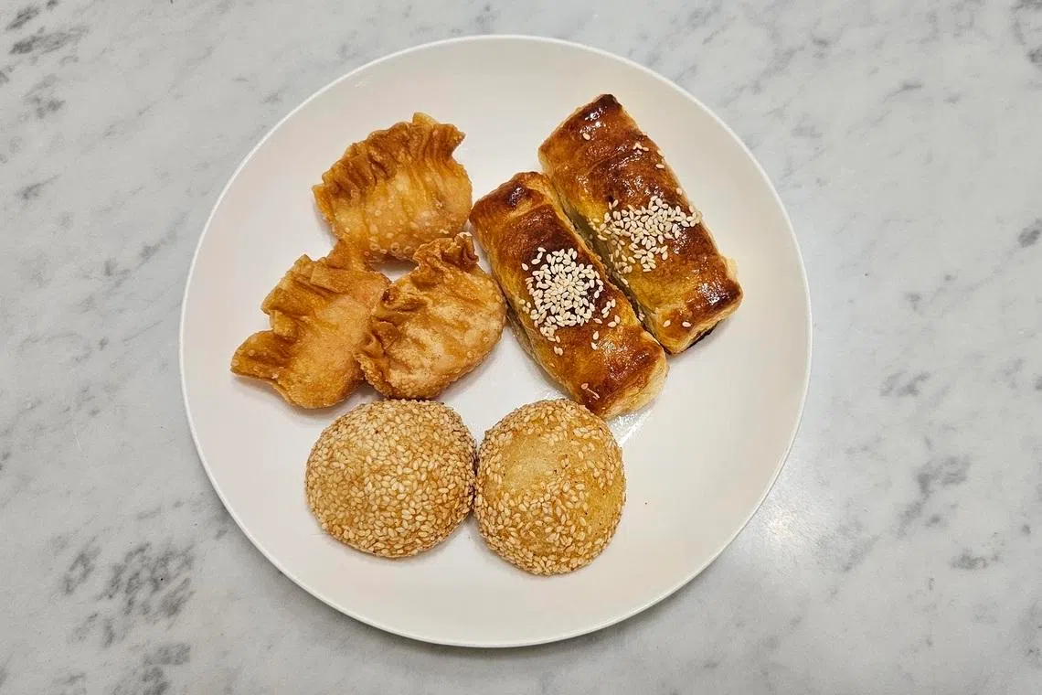沙律明虾饺、叉烧酥和煎堆，新鲜出炉，料足味美。（黄亿敏摄）