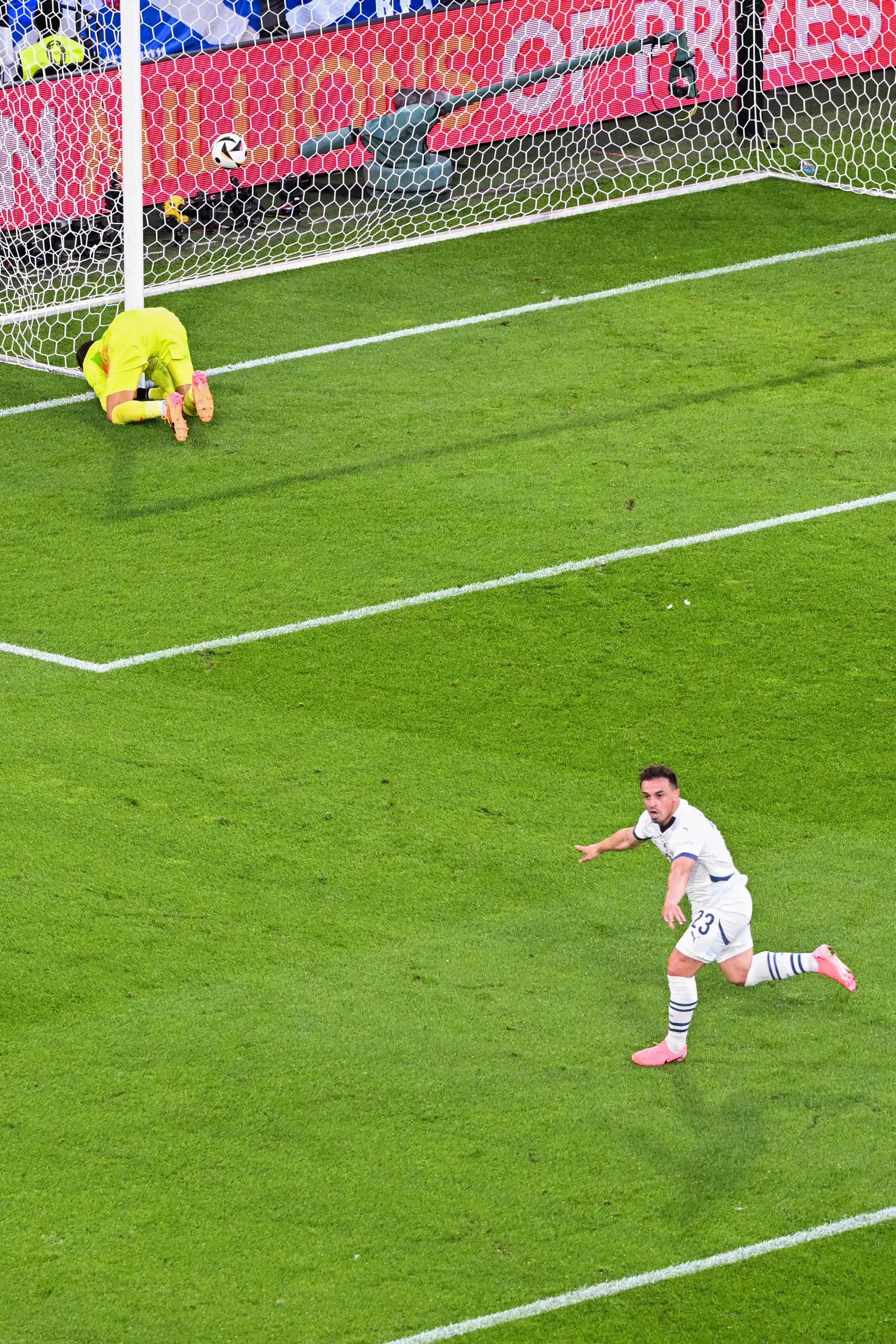 瑞士中场沙奇为球队扳平比分后展臂庆祝。（法新社）