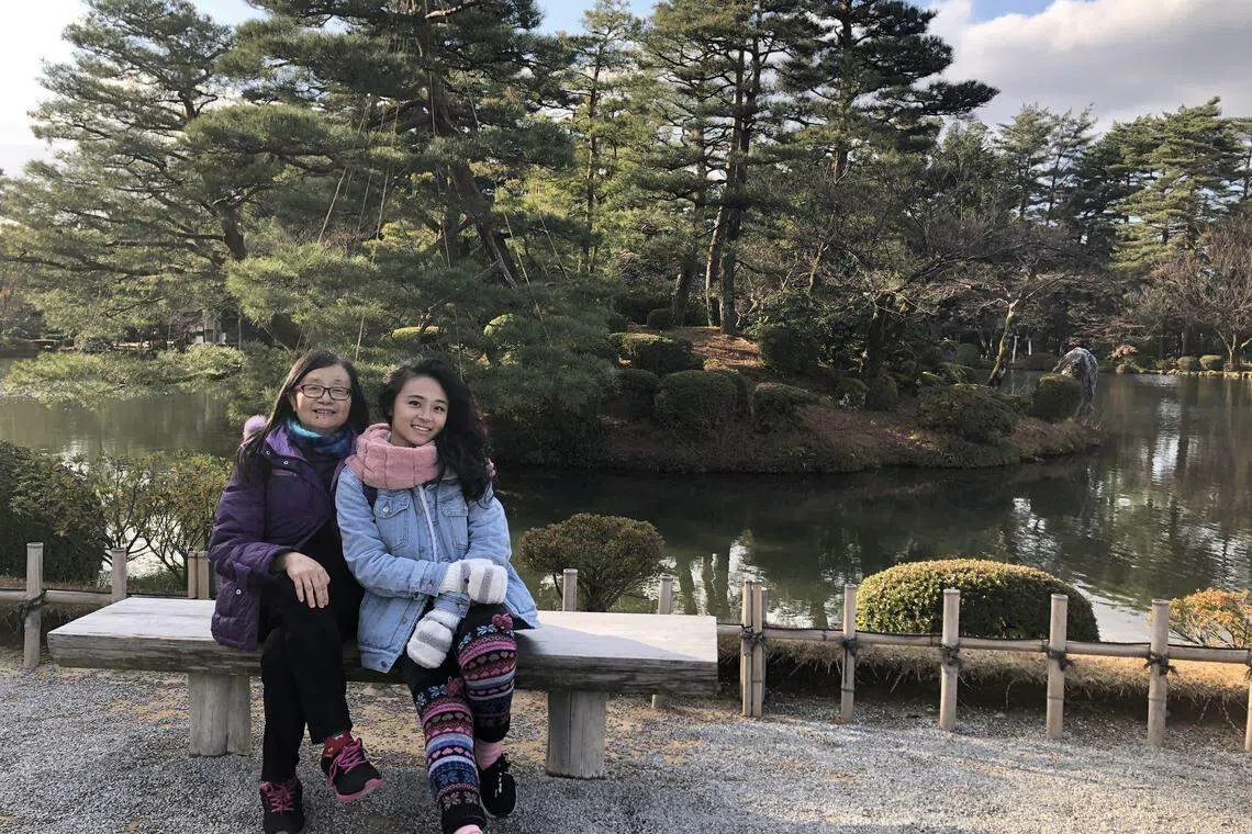 翁璇（右）说妈妈是家中的卫生部长，对清理东西有一套作风，她与爸爸哥哥必须顺从她。（受访者提供）