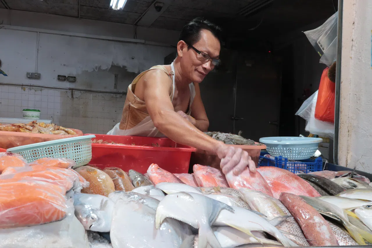 在武吉巴督西巴刹从业30年的鱼贩蔡隆山说，今年农历新年前期的鱼市价格涨幅略高于往年。（张俊摄）