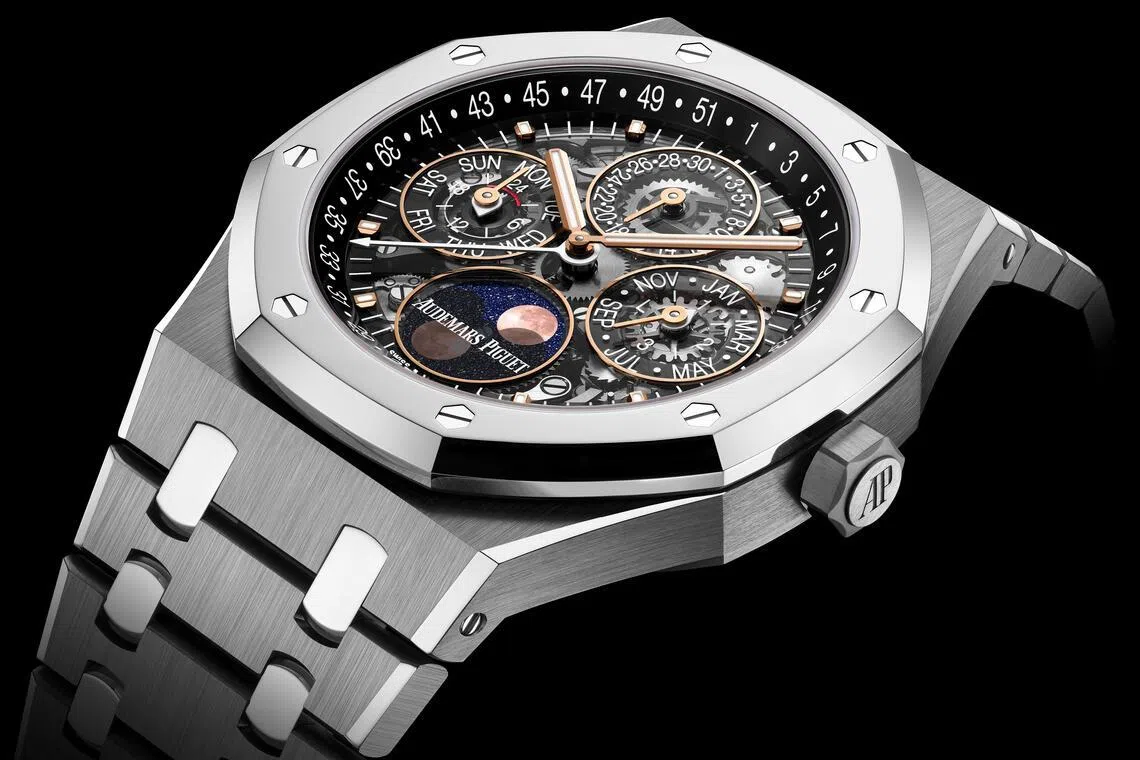 以钛金属结合块状金属玻璃的皇家橡树腕表，搭配爱彼新一代镂空万年历机芯Calibre 7139。（爱彼提供）