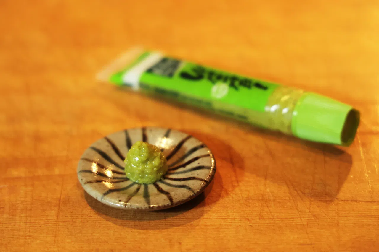 市售的“山葵”通常是用辣根混合其他调料加工而成，口味与新鲜山葵有别。（蔡家增摄）