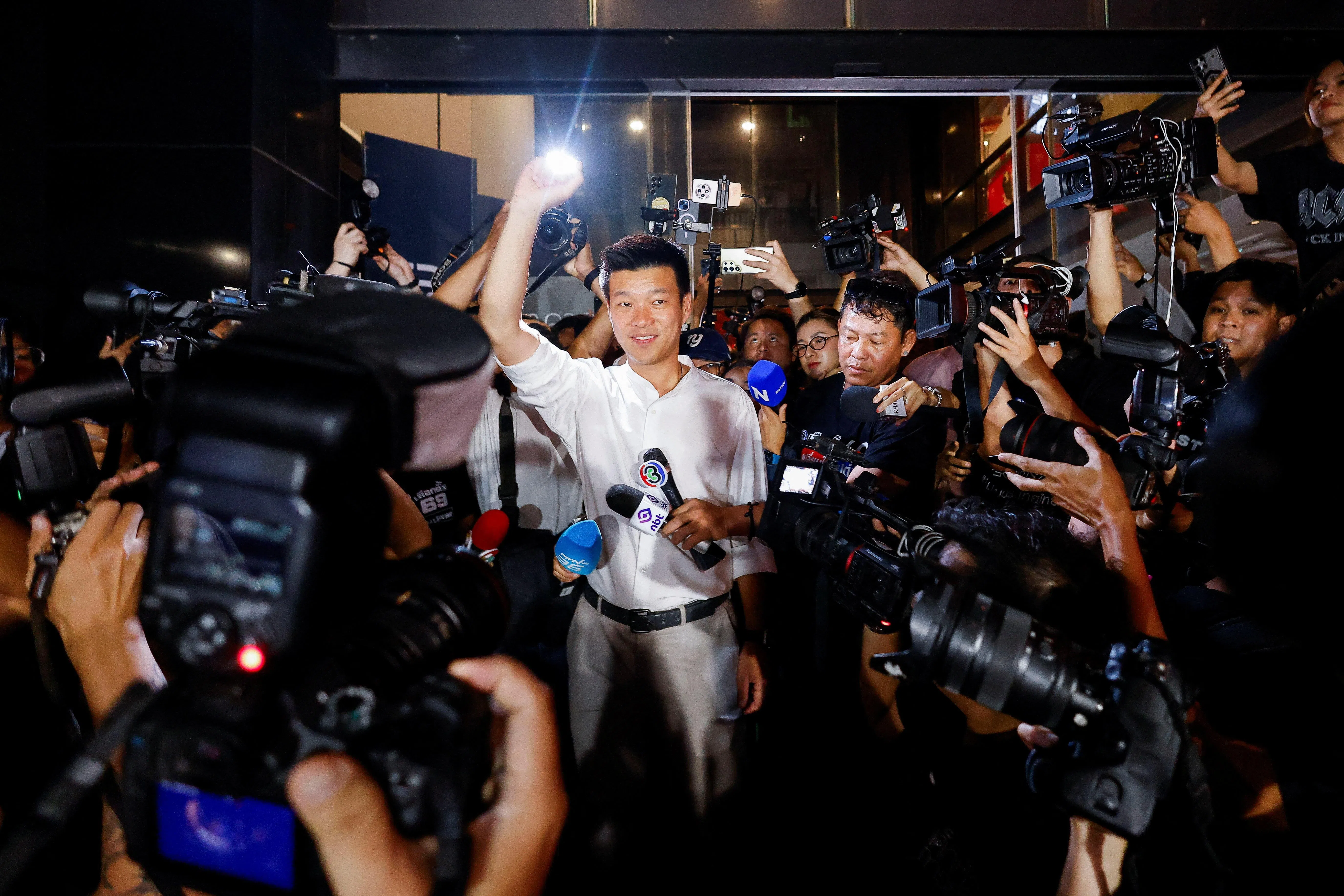 人民党党魁那他蓬（中）在非正式计票结果显示人民党明显落后泰自豪党，星期天晚公开承认败选。（路透社）