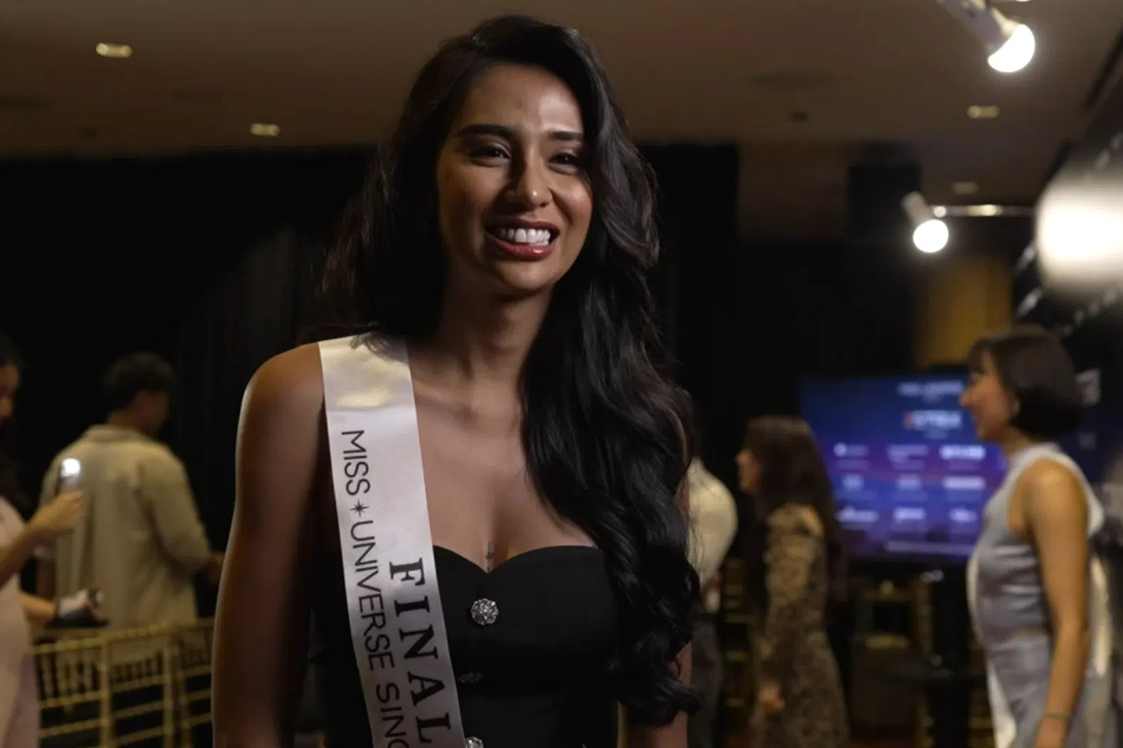 凯特丽莎是新加坡环球小姐中首位作为跨性别参赛的佳丽。（视频截图）