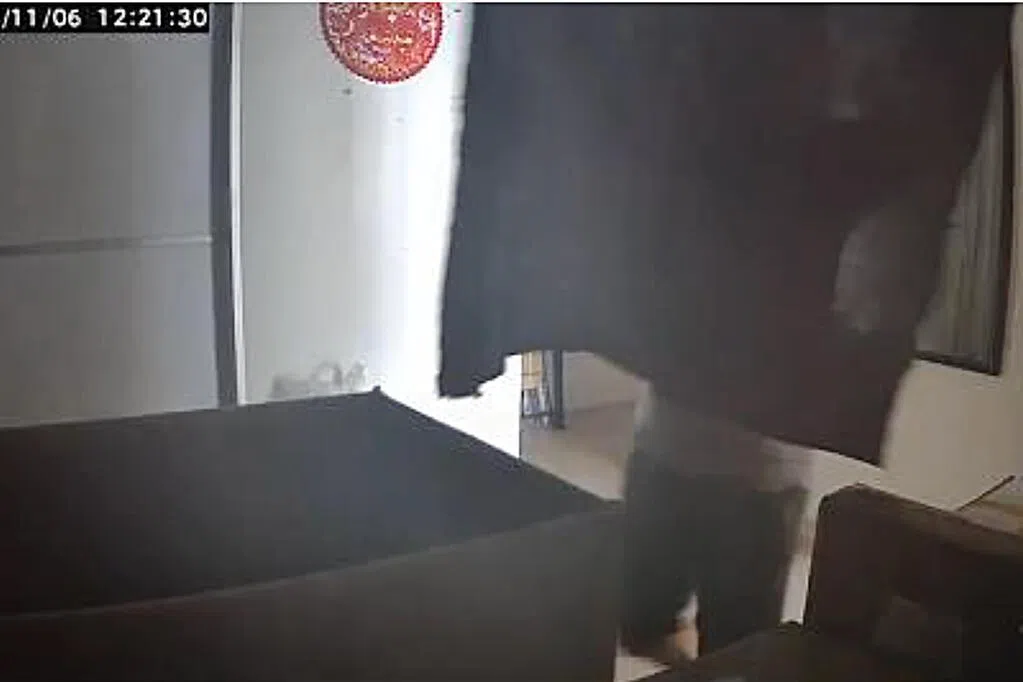 伞拨电眼黑布遮身 男子潜入屋偷酒女1800元