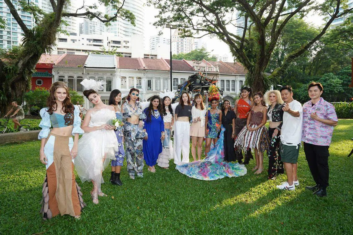 李南星（右二）带领旗下艺人出席“青年环保艺术节环保时装秀”，并与参与者合照。（MCC International）