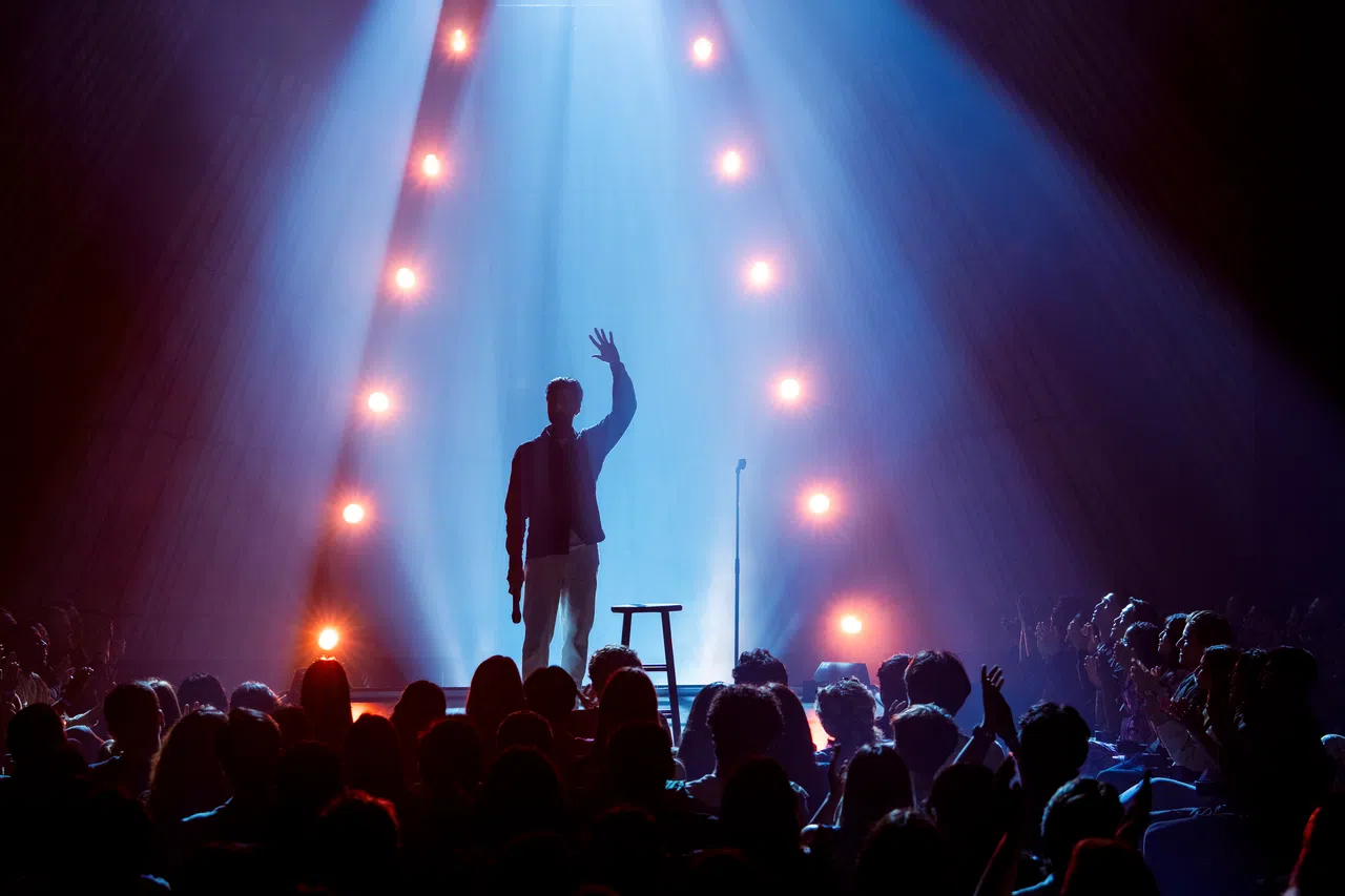 《哈桑·明哈杰：从头来过》是一部发人深省、搞笑且时而疯狂的节目。（Netflix提供）