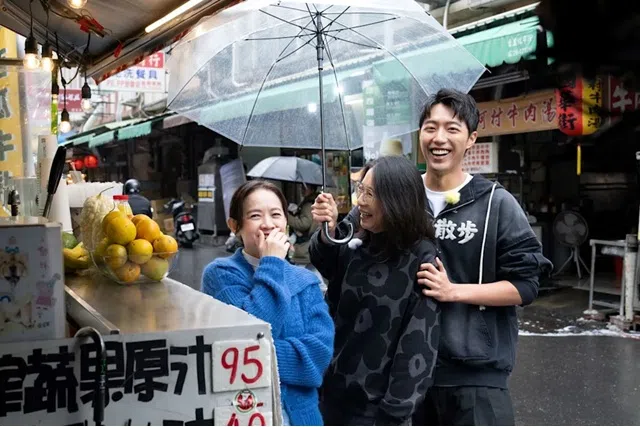 蔡凡熙（右起）、蔡妈妈和曾宝仪到姐姐开的水果汁摊。（互联网）