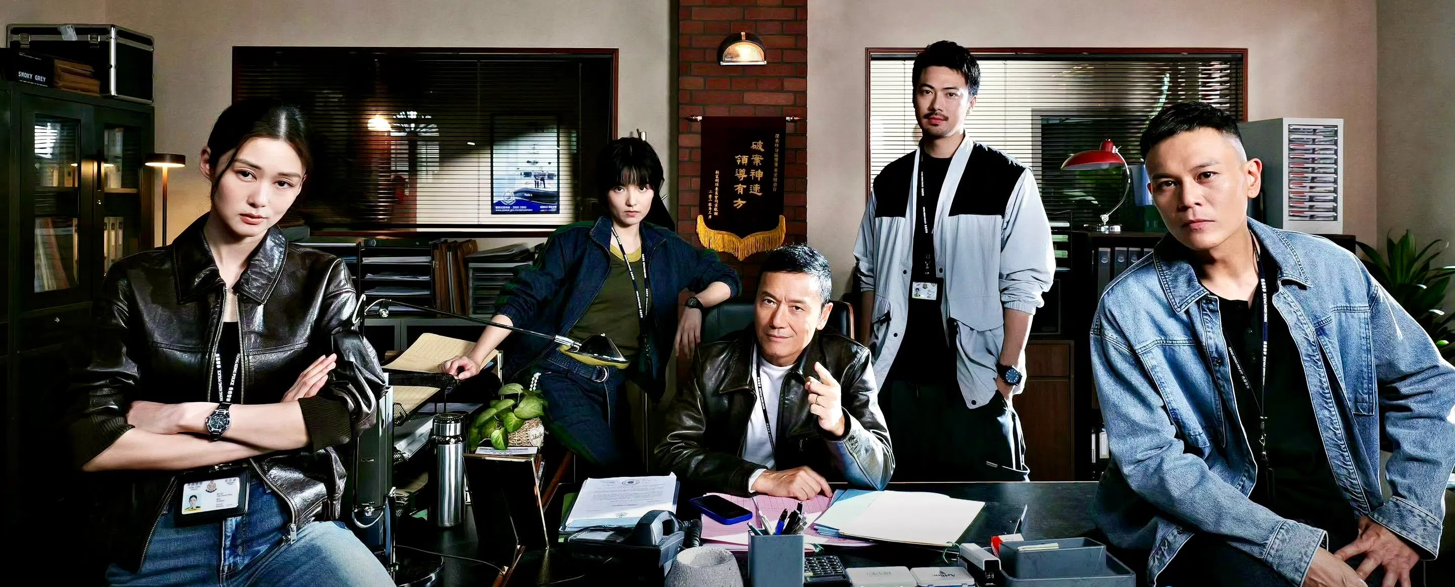 岑丽香（左一）搭档苗侨伟（中）拍摄警匪剧《重案解密》，她饰演一名警察。（取自剧集微博）
