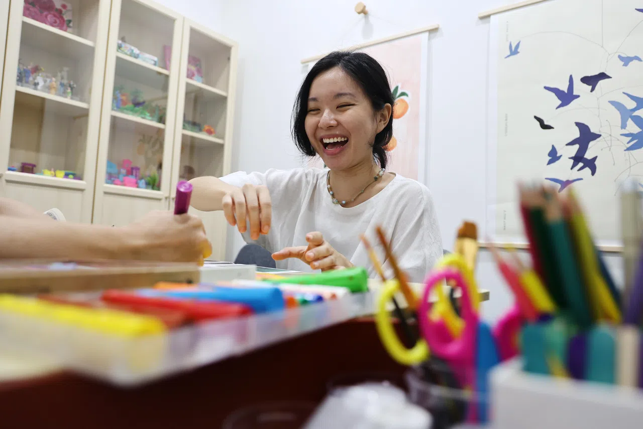 龚敏怡认为，通过运用艺术材料和创作的感官刺激，能使沉重话题变得较亲切。（陈渊庄摄）