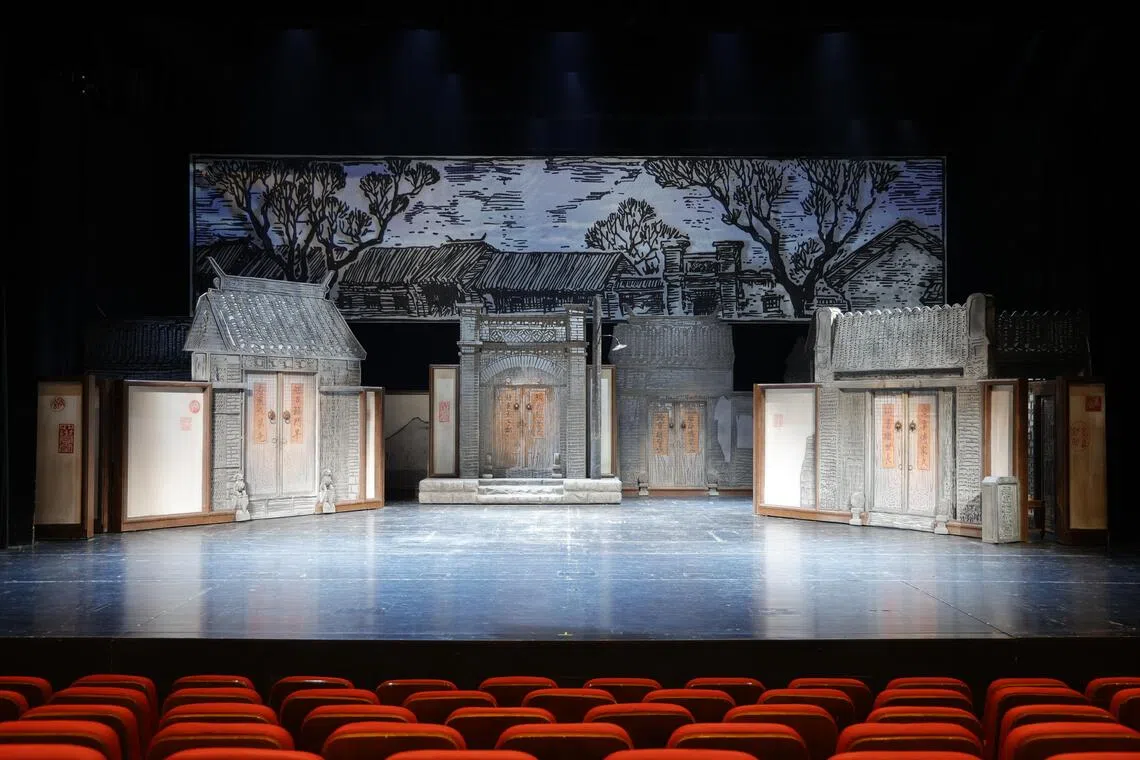 中国国家话剧院《四世同堂》在舞台设计上还原了北平小羊圈胡同的景物。（王昊宸摄）