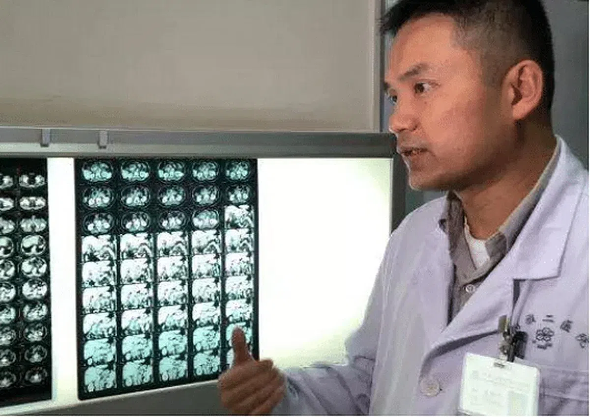 发帖者普遍反映，刘翔峰对待患者是“没病当有病、小病当大病”，通过诱导病人做手术或化疗、贩卖高价药品和耗材等方法，牟取利益。（互联网）