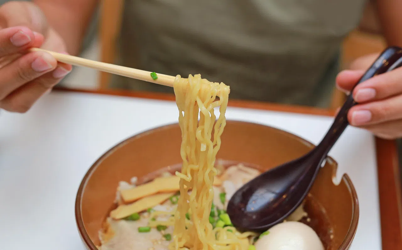 吃面时尽量别喝太多汤，以减少盐分摄取量。（iStock图片）