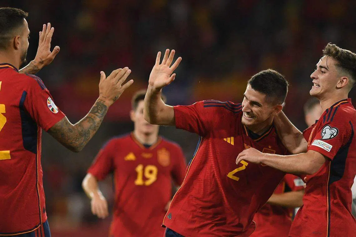 西班牙中场桑塞特（右二）进球后与队友庆祝。（法新社）