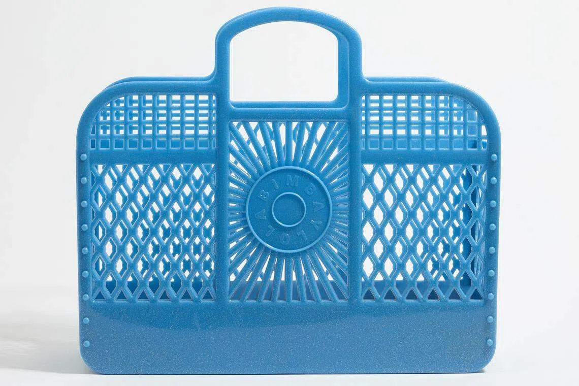 Melissa和Bimba Y Lola联名的镂空包包，让纯真性格一览无遗。（品牌提供）