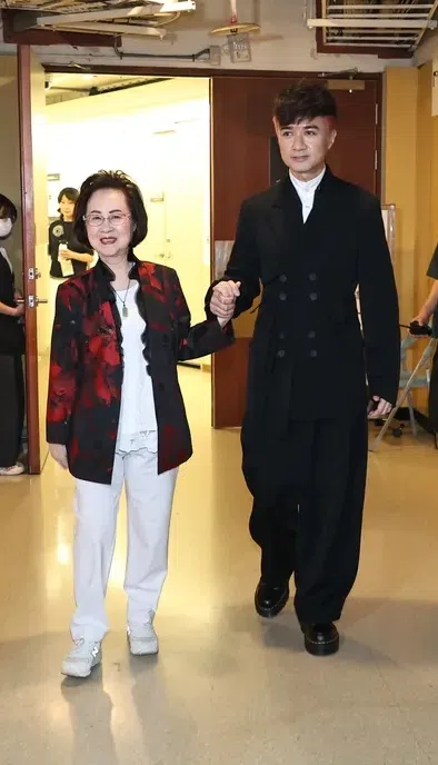 琼瑶（左）在古巨基的搀扶下步入演唱会会场。（互联网）