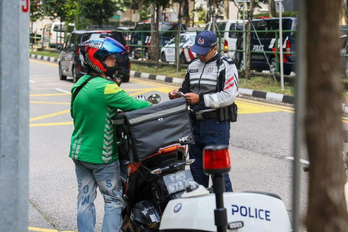 除了货车等商用车，交警也在执法行动中检查一些骑电动车的送餐员。（卓祾祎摄）