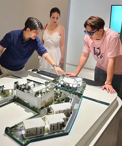 金友庄（中）宣布退休并在泰国置产，宝弟（右）展现孝心埋单六位数台币的订金。（互联网）