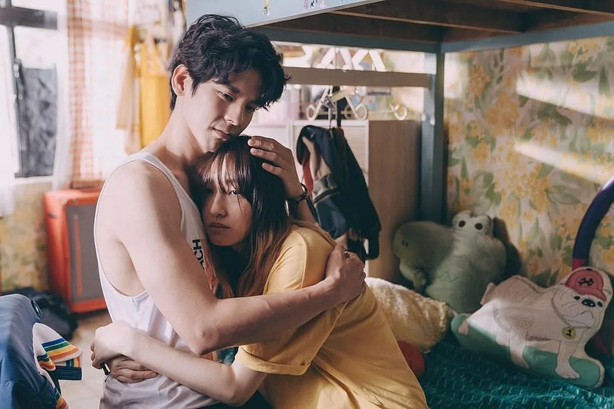 柯佳嬿（右）与“渣男”林柏宏藕断丝连。（互联网）