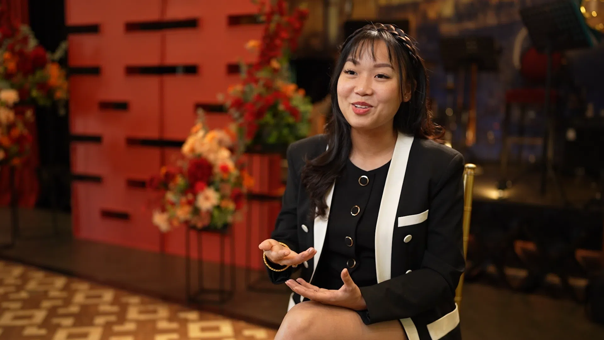 本地婚庆摄影师罗嘉文透露，过去几周内，她接到了超过20起临时婚庆摄影咨询，许多新人都在为找不到摄影师苦恼。（视频截图）