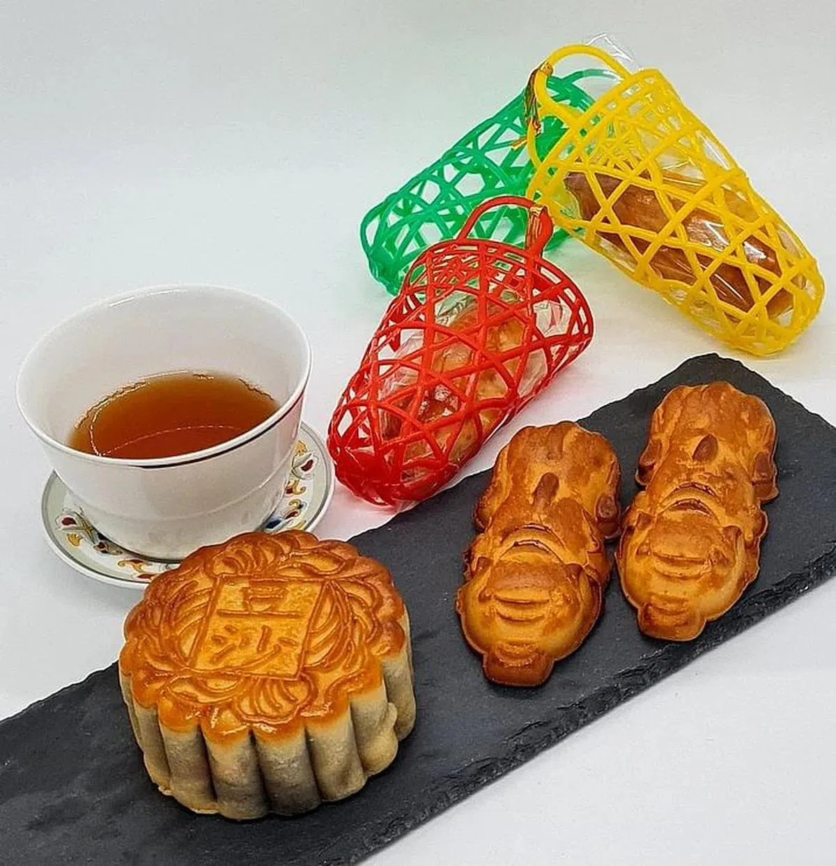 儿时吃的豆沙瓜子仁月饼和猪笼饼，今天还能在市场上买到。（叶晓虹摄）