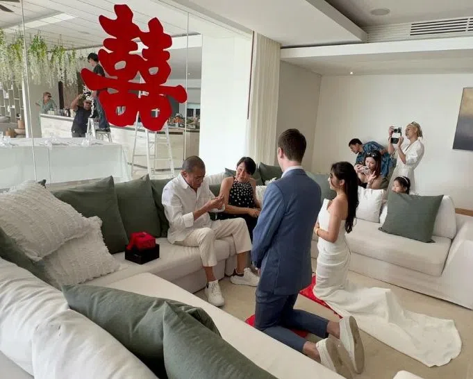 梁静仪夫妻拜别父母的照片感动了网民。（取自梁静仪IG）