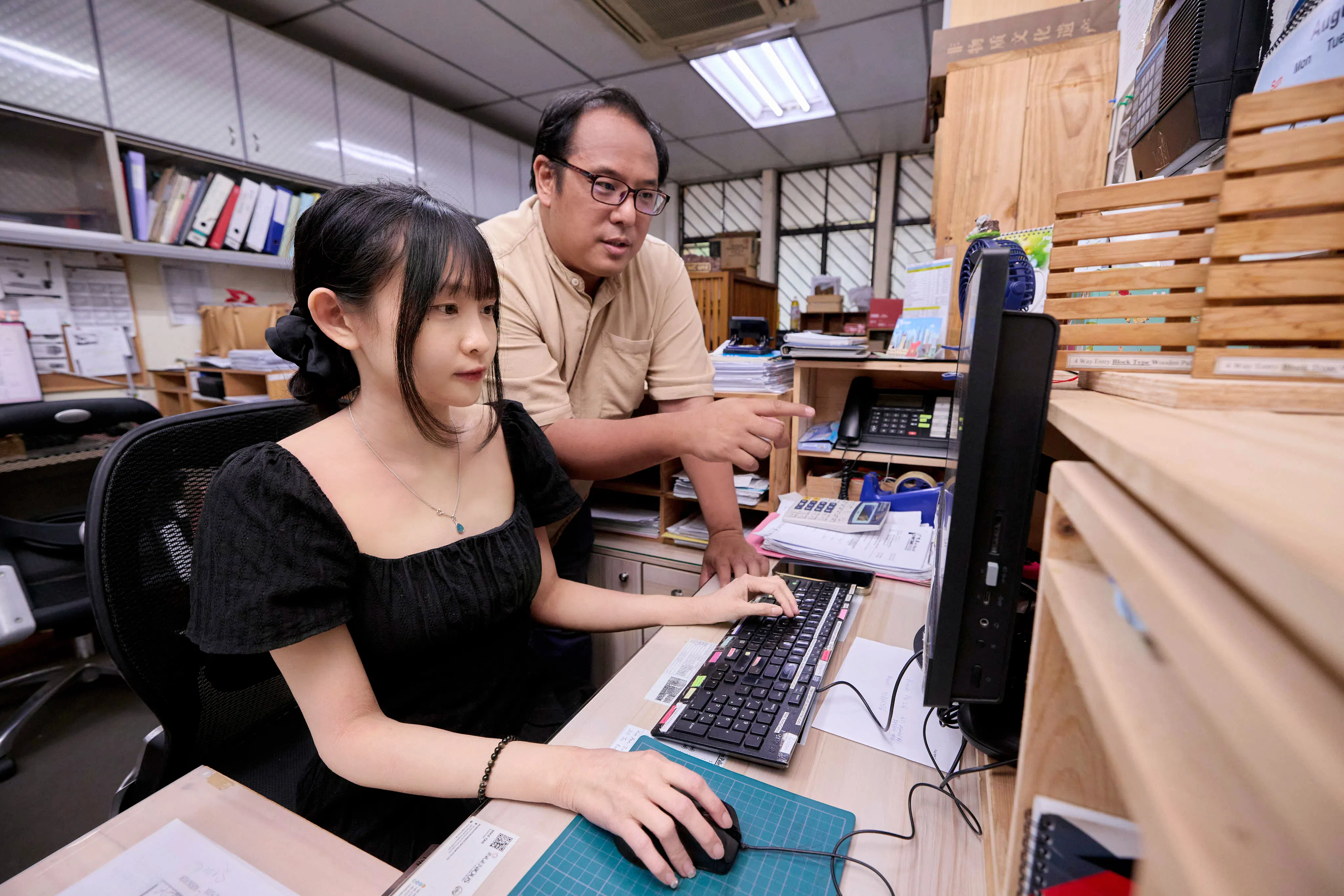 王洁华（左）表示，有了AI分担重复性工作，悦源的销售团队能专注高价值客户与新商机。（资讯通信媒体发展局提供）