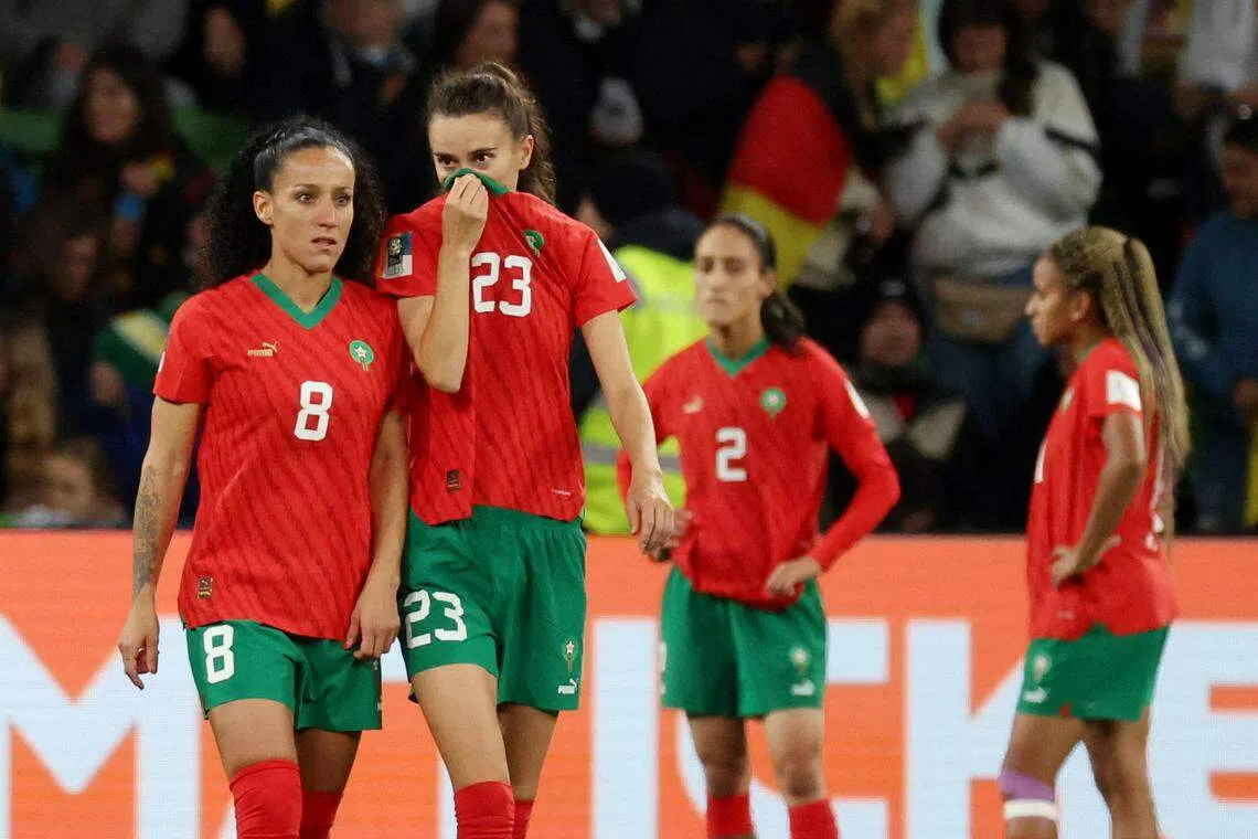  摩洛哥女足在接连送上乌龙球后，难掩失望之情。（路透社）