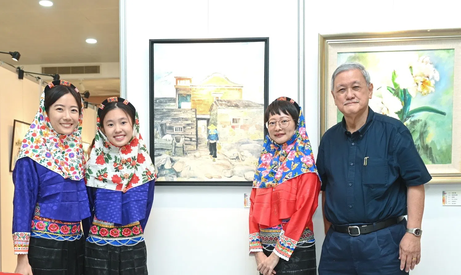 惠安公会三名书法组和美术组组员在“美术•书法联展”上，特地盛装打扮成惠安女。（惠安公会提供）