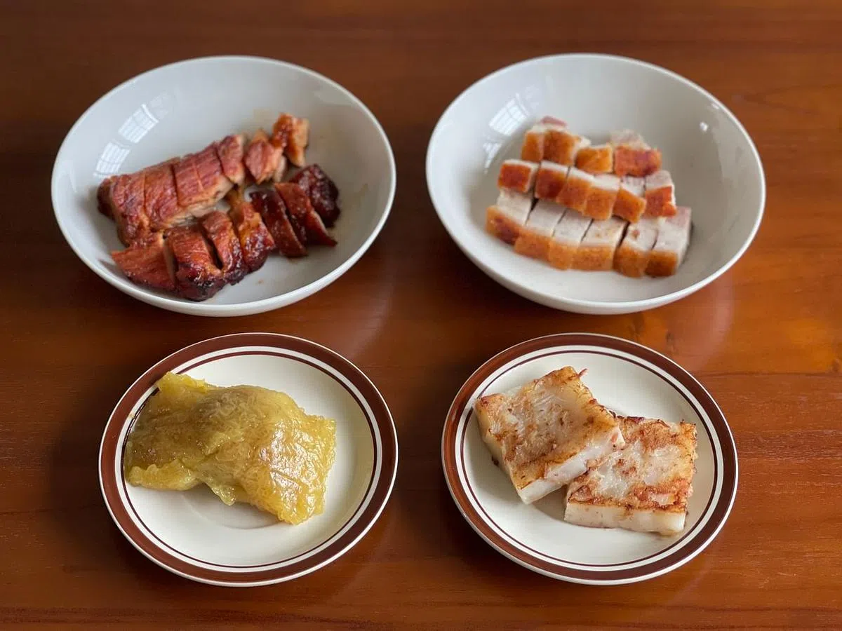 So Good茶餐厅的叉烧、烧肉、萝卜糕和莲蓉碱水粽。（黄靖晶摄）