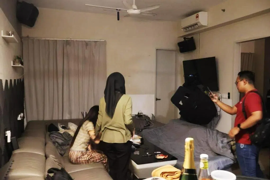 反贪会执法人员在行动中逮捕一名印尼女子，她据信是其中一名涉案军官的情妇。（星报）