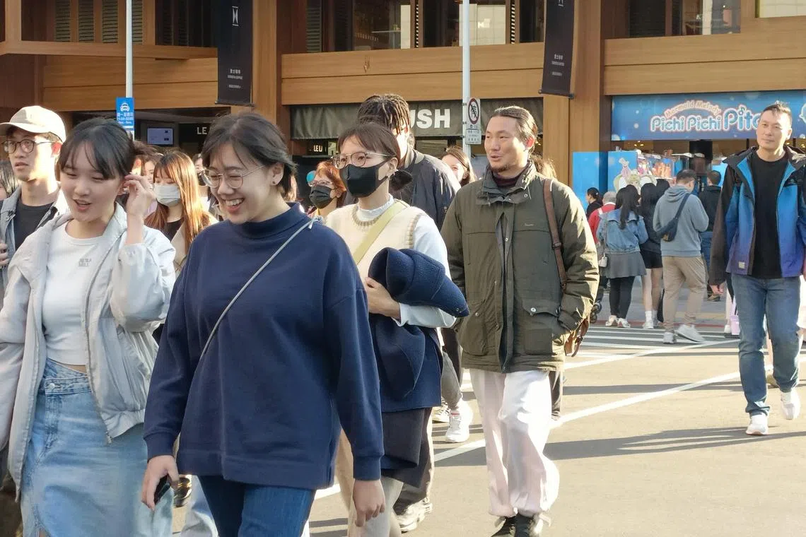 相对于两岸议题，受访台湾年轻人更在意生活安全、公平正义、低薪高房价等切身议题。图为1月2日台北信义区街头的年轻人。（温伟中摄）