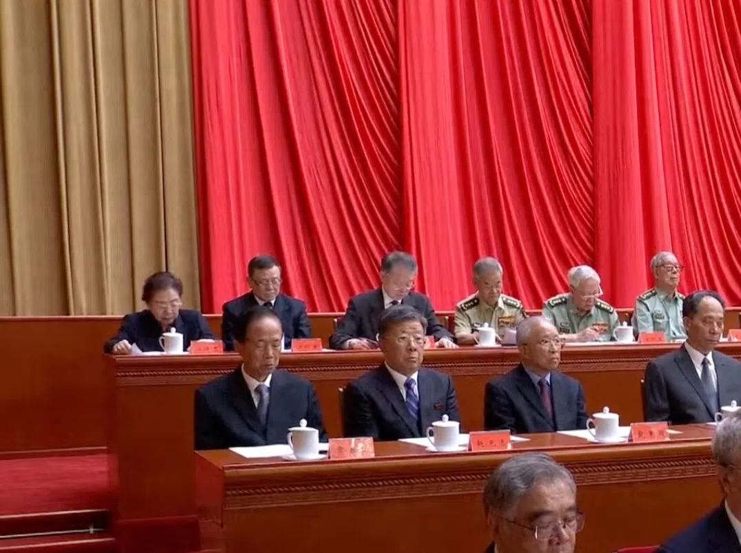 已故中共前总书记江泽民的亲属子女现身纪念大会现场，后排左起为江泽民的妹妹江泽慧、次子江绵康、长子江绵恒。（央视直播视频截图）