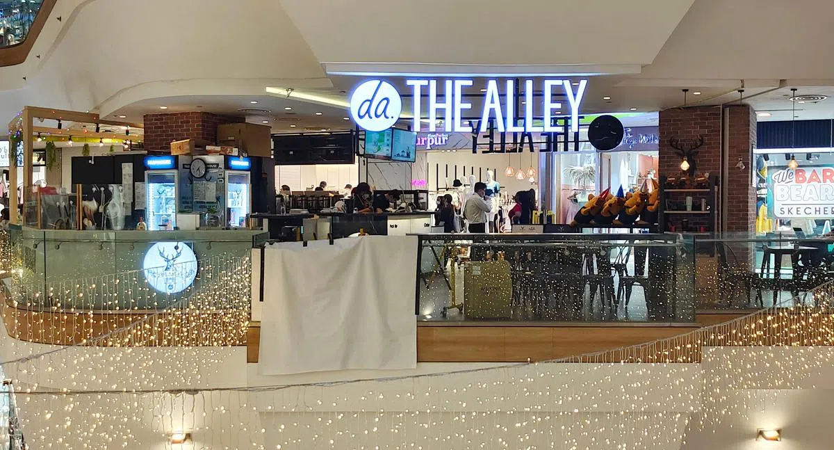 工作人员事后用布条遮盖玻璃爆裂的围栏。（庄耿闻摄）