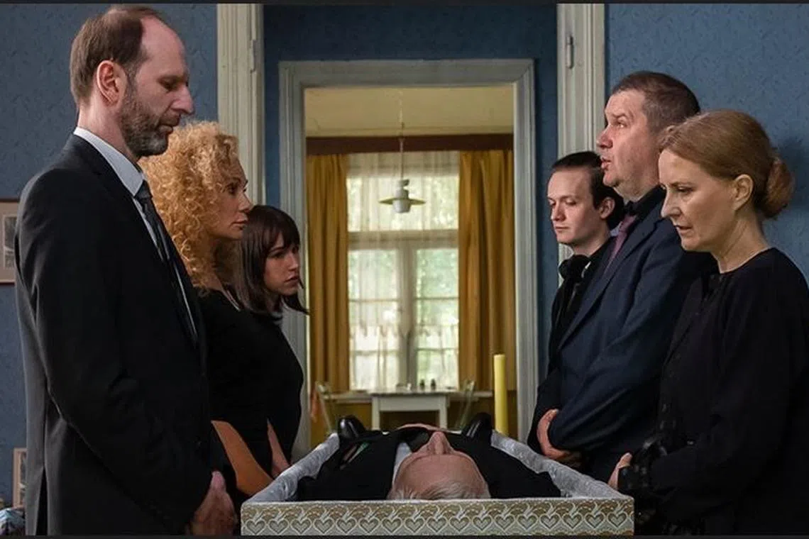 
在《疯好运行动》，一家人为争夺中奖的彩券展开竞赛。（互联网）