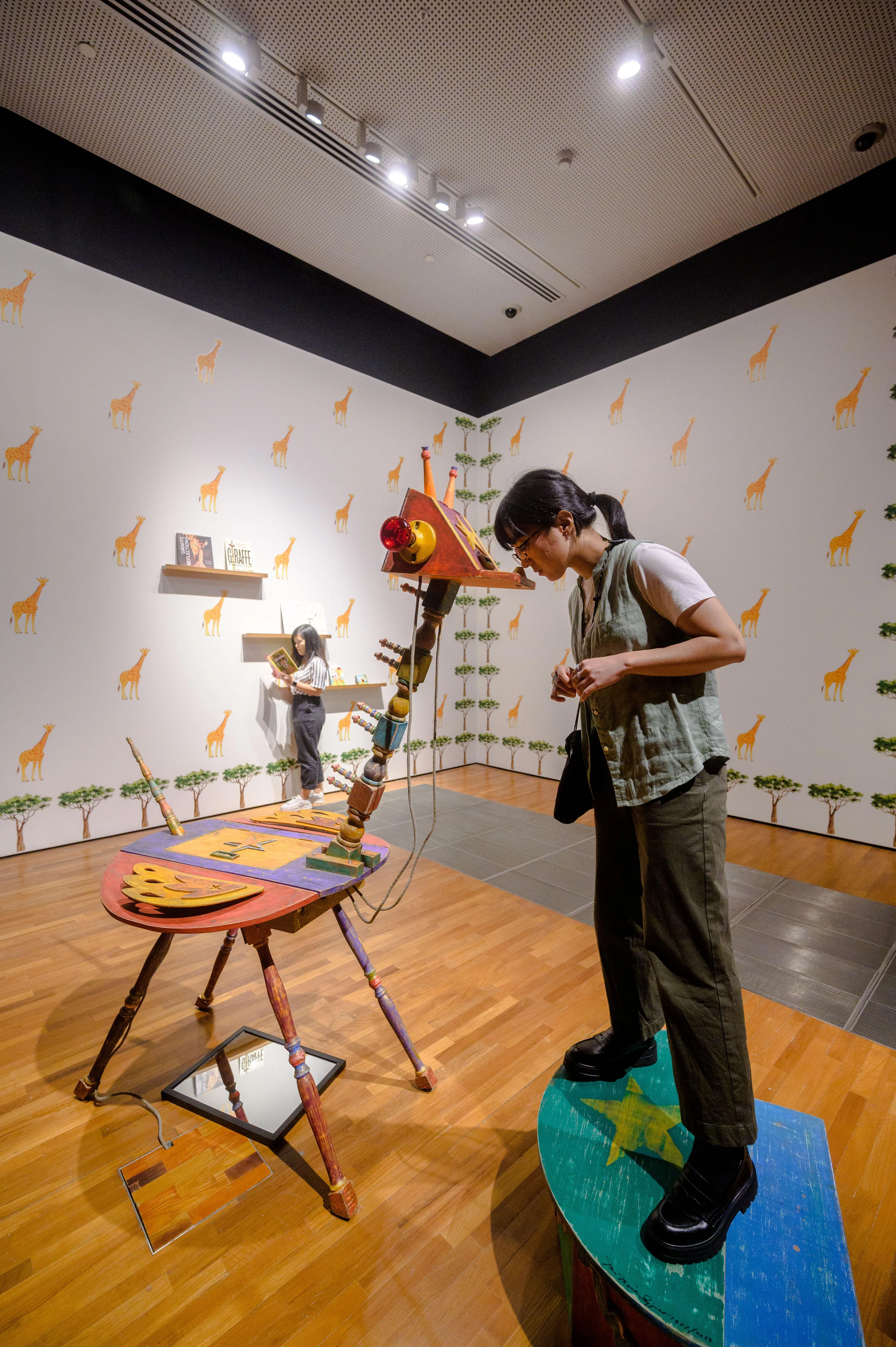 访客与尚玛丽·西尤科作品《看见我，看见你（长颈鹿之复仇记）》互动，变成偷窥者和表演者。（国家美术馆提供）