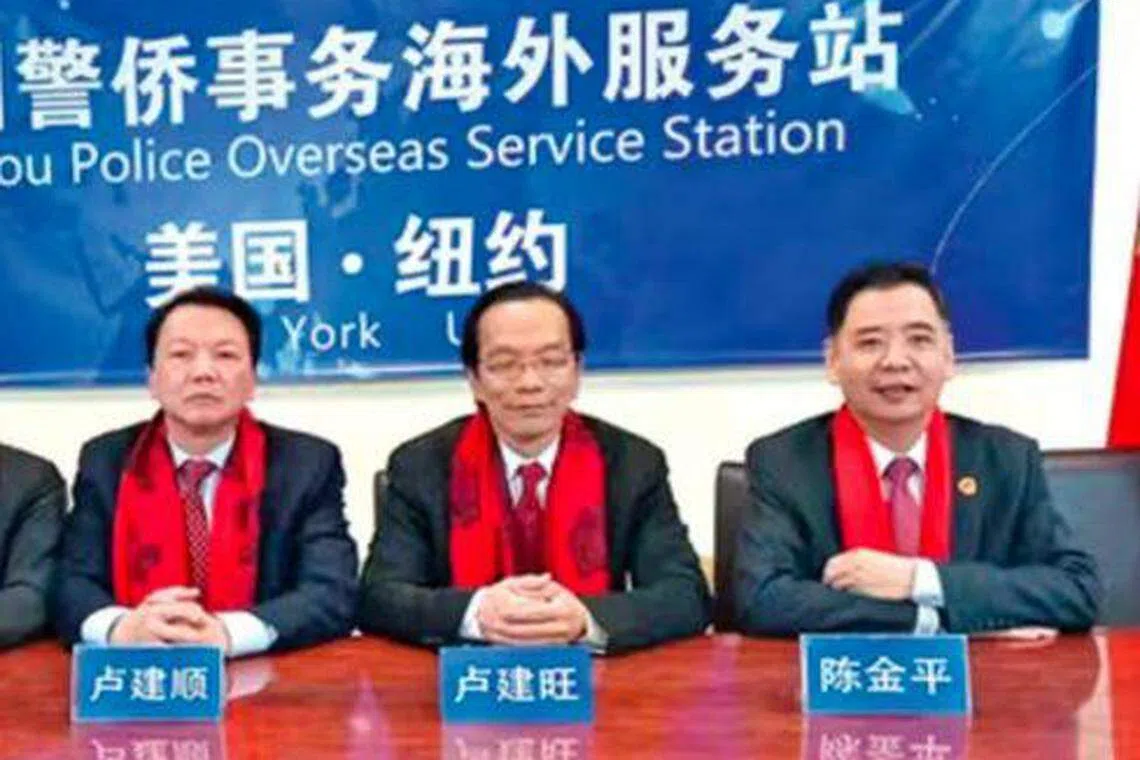 福州警侨事务服务站在纽约长乐公会建立。长乐公会前会长卢建旺（中）和现任秘书长陈金平（右），被指涉嫌协助经营中国“海外秘密警局”，两人已被起诉。卢建旺的弟弟、长乐公会现任会长卢建顺（左）驳斥该会经营秘密警察局的说法。 （互联网）