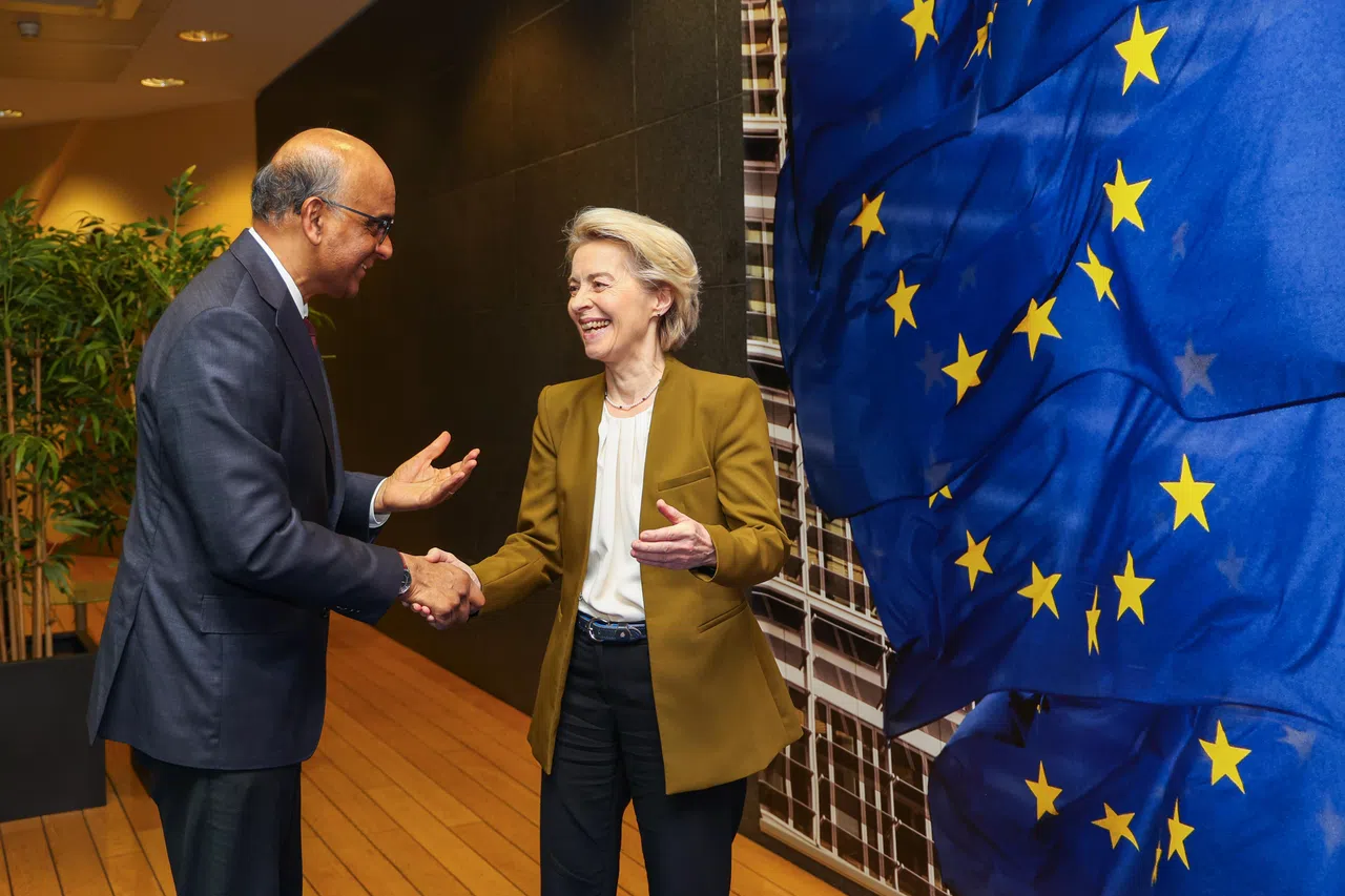 尚达曼总统（左）在布鲁塞尔会见欧盟委员会主席冯德莱恩。（数码发展及新闻部提供）