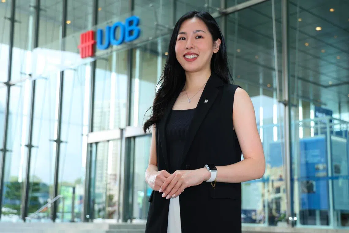 大华银行集团合规部副总裁黄芷婷和团队，在后端运用科技和数据观察诈骗趋势，帮助银行应对诈骗。（郑一鸣摄）