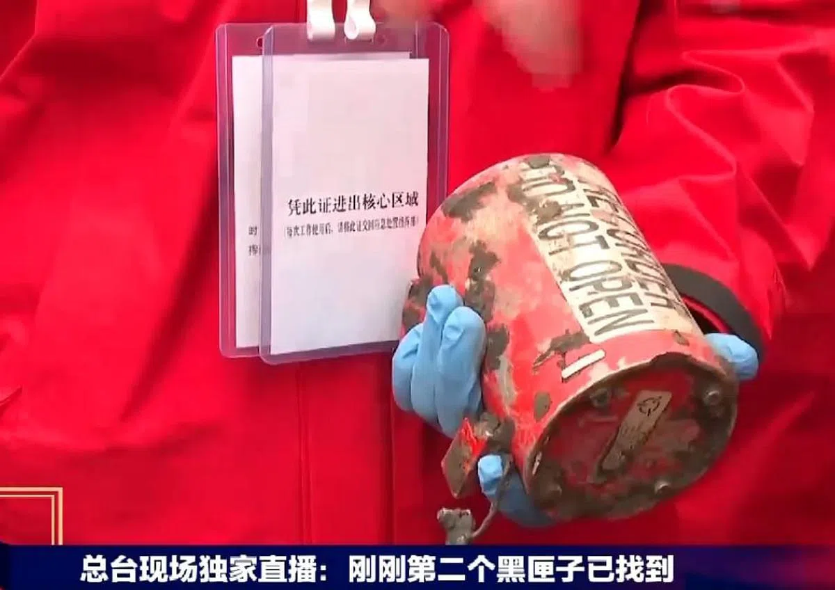 失事东航MU5735航班的第二个黑箱今天被找到。（央视新闻客户端视频截图）