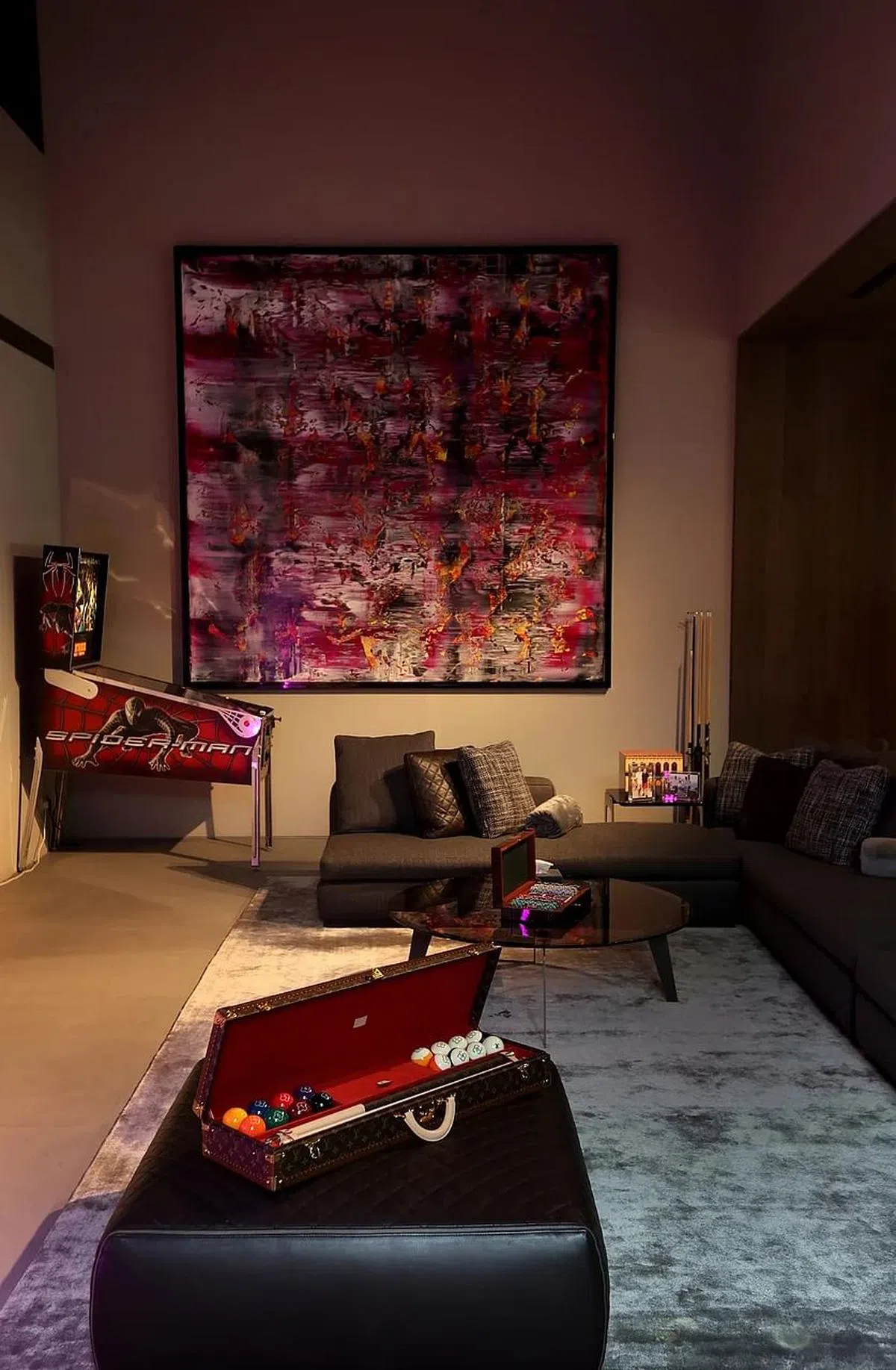 娱乐室有全球限量500台的蜘蛛人弹珠游戏机。（龙国雄摄）