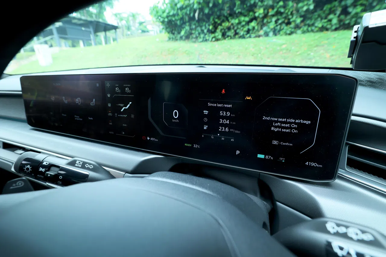 12.3英寸液晶仪表盘和12.3英寸中控屏，显示行车资讯、媒体信息、车子设置等。（龙国雄摄）