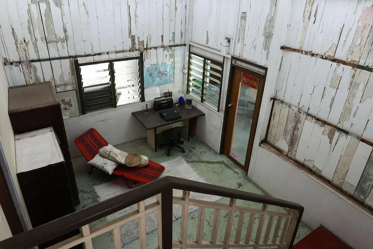 进入有很高天花板的偏厅得下梯阶，是楼内最独特的空间。