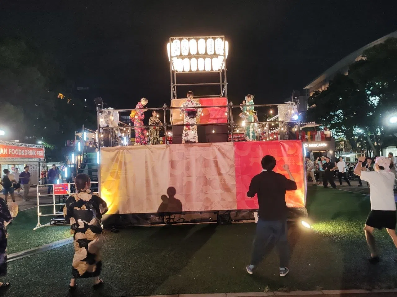 亚运会庆典活动热闹非凡，现场也设有歌舞表演，现场民众和表演者一起载歌载舞。（陈明耀摄）