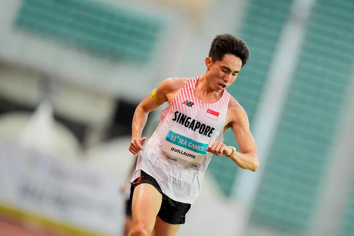 苏睿勇在比赛中一直尝试跟随着全国纪录的节奏奔跑，但因炎热的天气只能作罢。（新加坡奥理会提供）