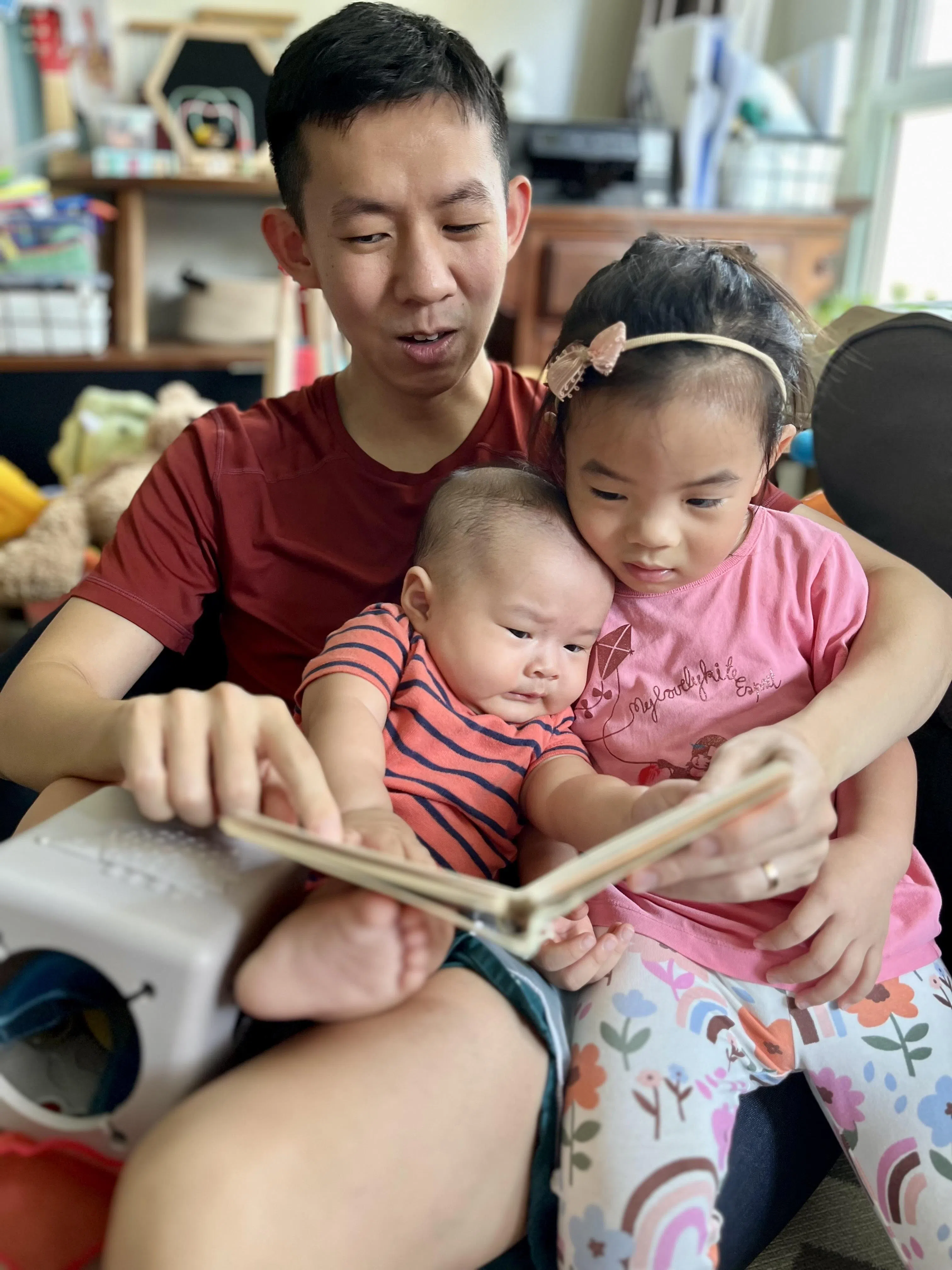 无论是爱情还是亲子时光，许聪耀总爱用踏实的方式表达。大学时，他写情书向妻子表白；现在，他则用实体书陪伴孩子，念故事、种下阅读的种子。（受访者提供）
